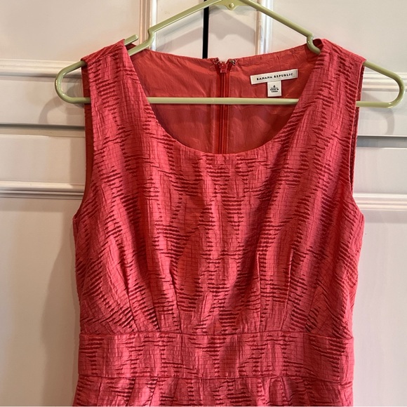 Banana Republic fit flare coral lined dress sz 4 Small texture NICE! - Picture 2 of 7